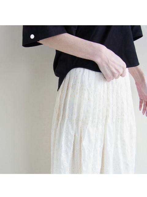 マメ クロゴウチ　Flower Printed Skirt
